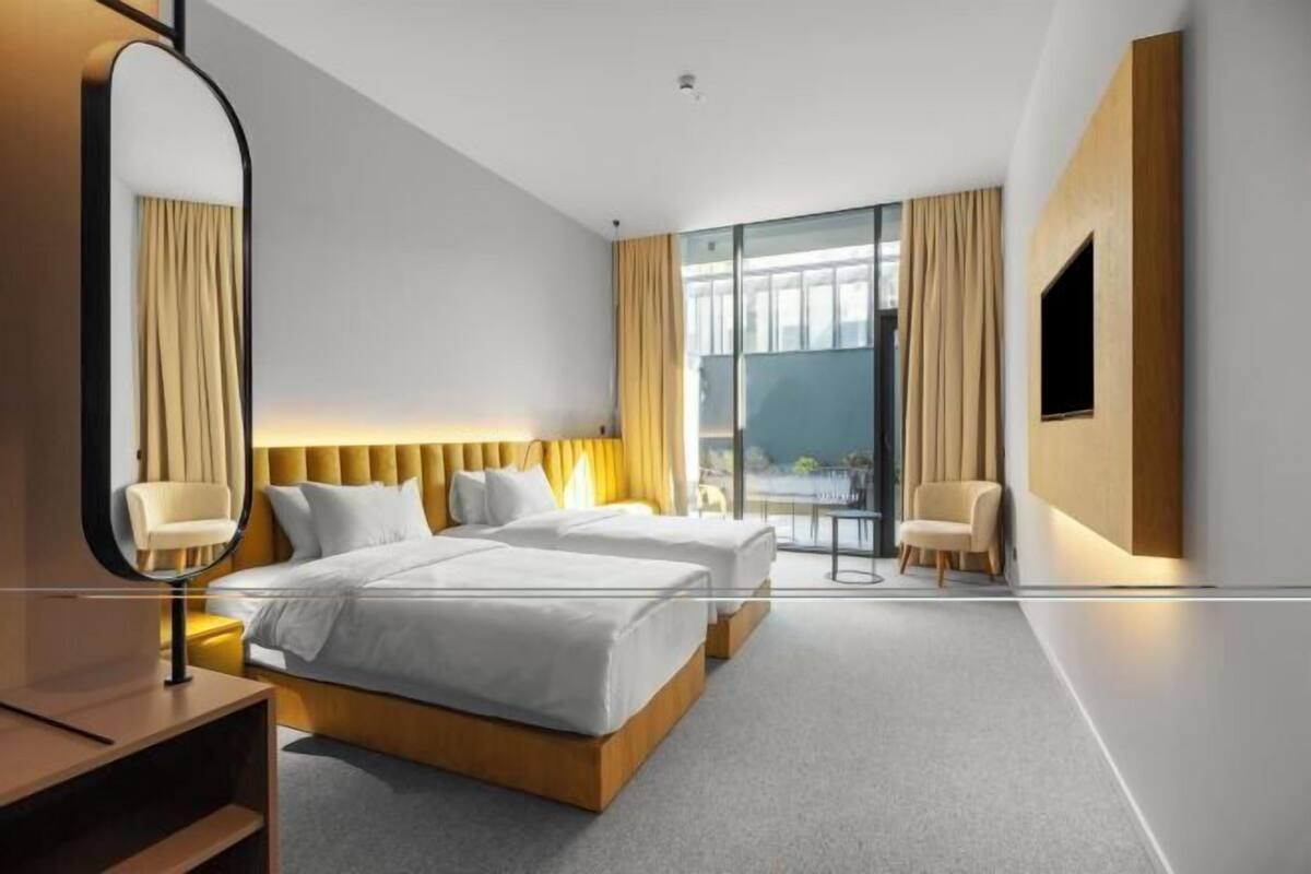 1 kamar tidur, seprai antialergi, busa memori, dan brankas