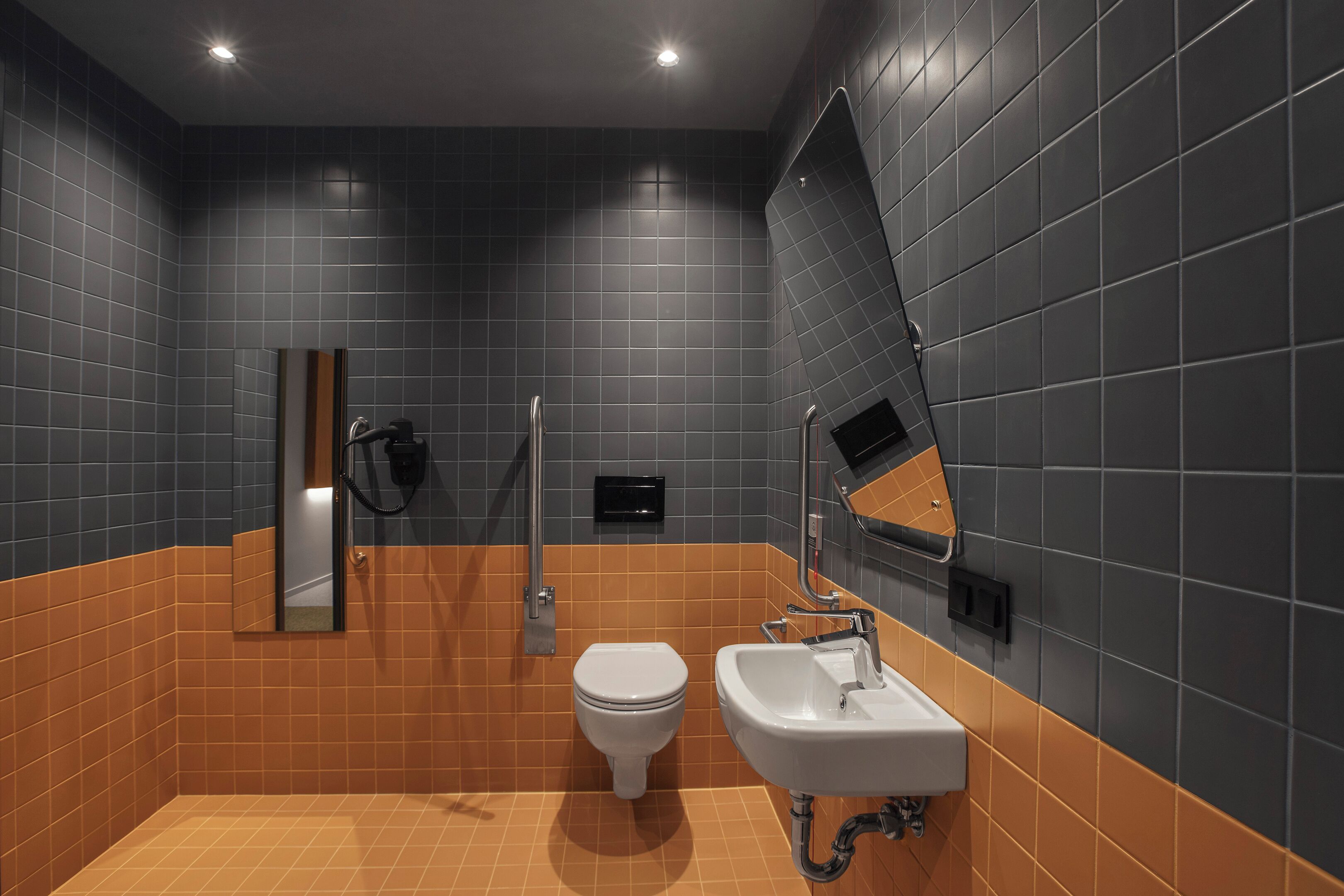 Un baño con inodoro, lavamanos y ducha.