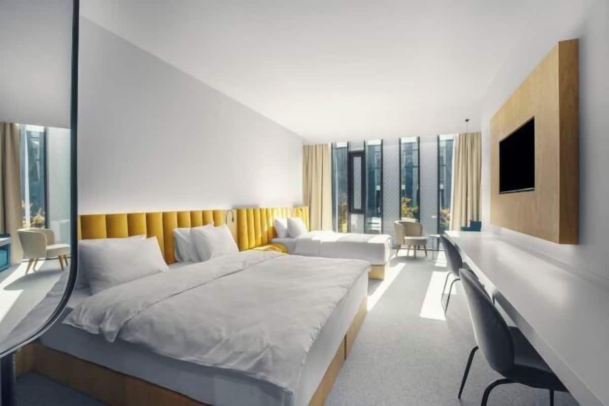 1 kamar tidur, seprai antialergi, busa memori, dan brankas