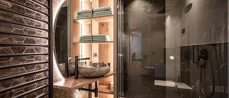 Dusche, Haartrockner, Handtücher, Seife