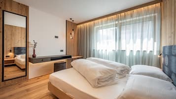 2 bedrooms, desk, soundproofing, travel crib