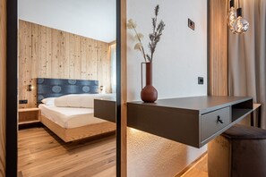 2 bedrooms, desk, soundproofing, travel crib