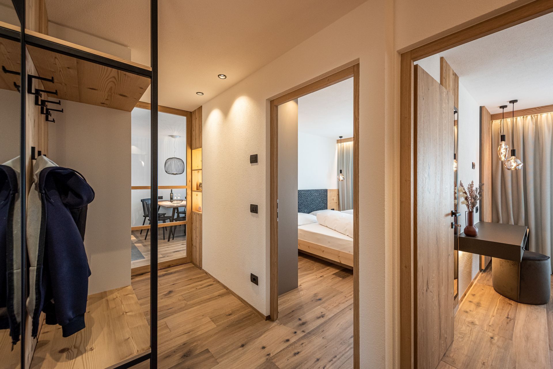 2 soverom, skrivebord, lydisolert og reiseseng for barn