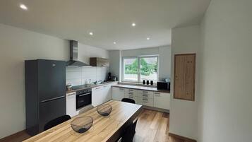 Microwave, oven, dishwasher, coffee/tea maker