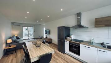 Microwave, oven, dishwasher, coffee/tea maker