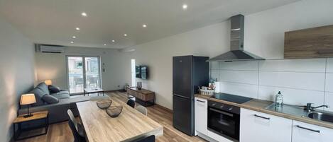 Four à micro-ondes, un four, lave-vaisselle, cafetiÚre-théiÚre