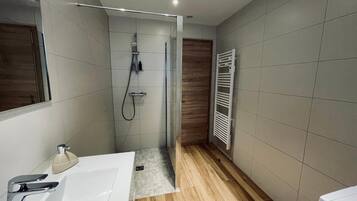 SĂšche-cheveux, serviettes fournies