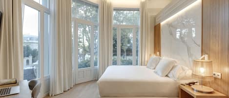 Deluxe Room, Jetted Tub | 1 bedroom, Egyptian cotton sheets, premium bedding, down duvets