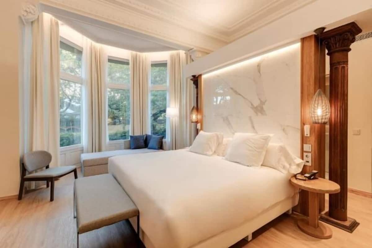 1 bedroom, Egyptian cotton sheets, premium bedding, down duvets