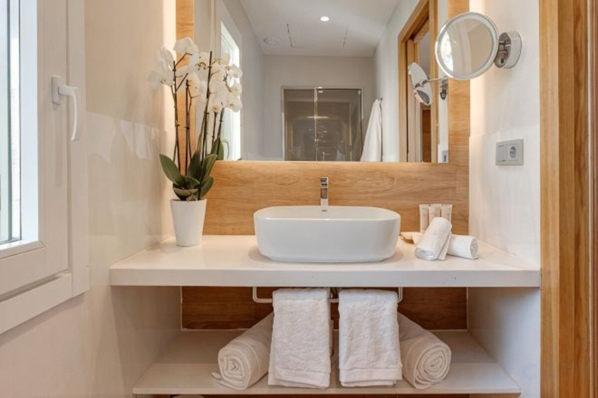 Baño | Artículos de higiene personal gratuitos, secador de pelo y albornoces