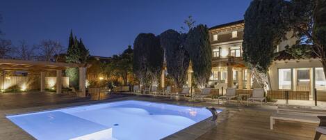 Outdoor pool, open 9:00 AM to 8:00 PM, pool umbrellas, pool loungers