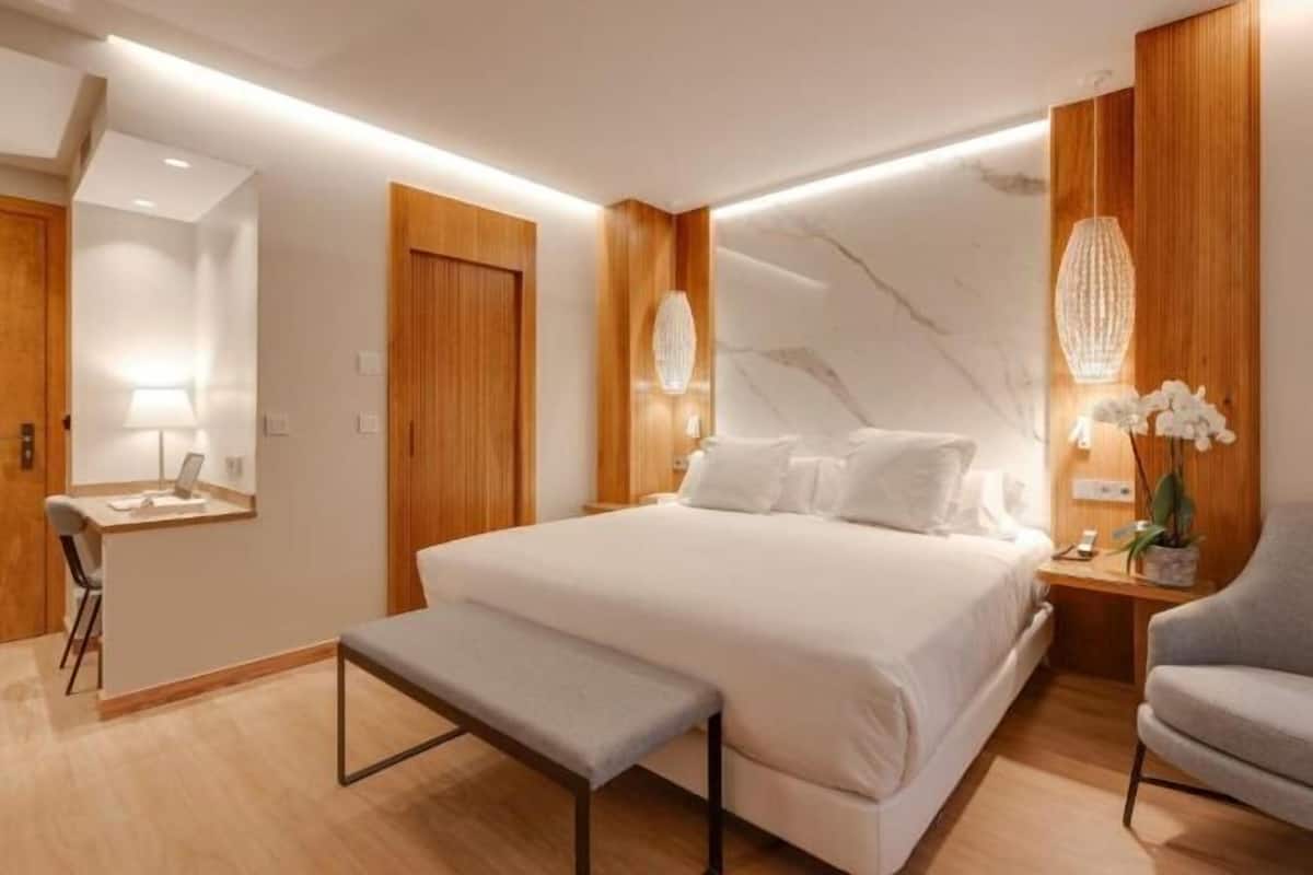 1 bedroom, Egyptian cotton sheets, premium bedding, down duvets