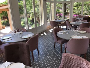 Frukost med lokala rätter varje dag (EUR 25 per person)