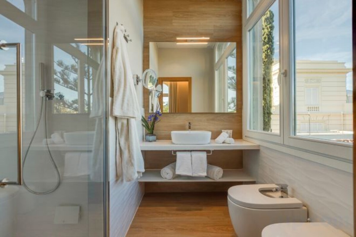Baño | Artículos de higiene personal gratuitos, secador de pelo y albornoces