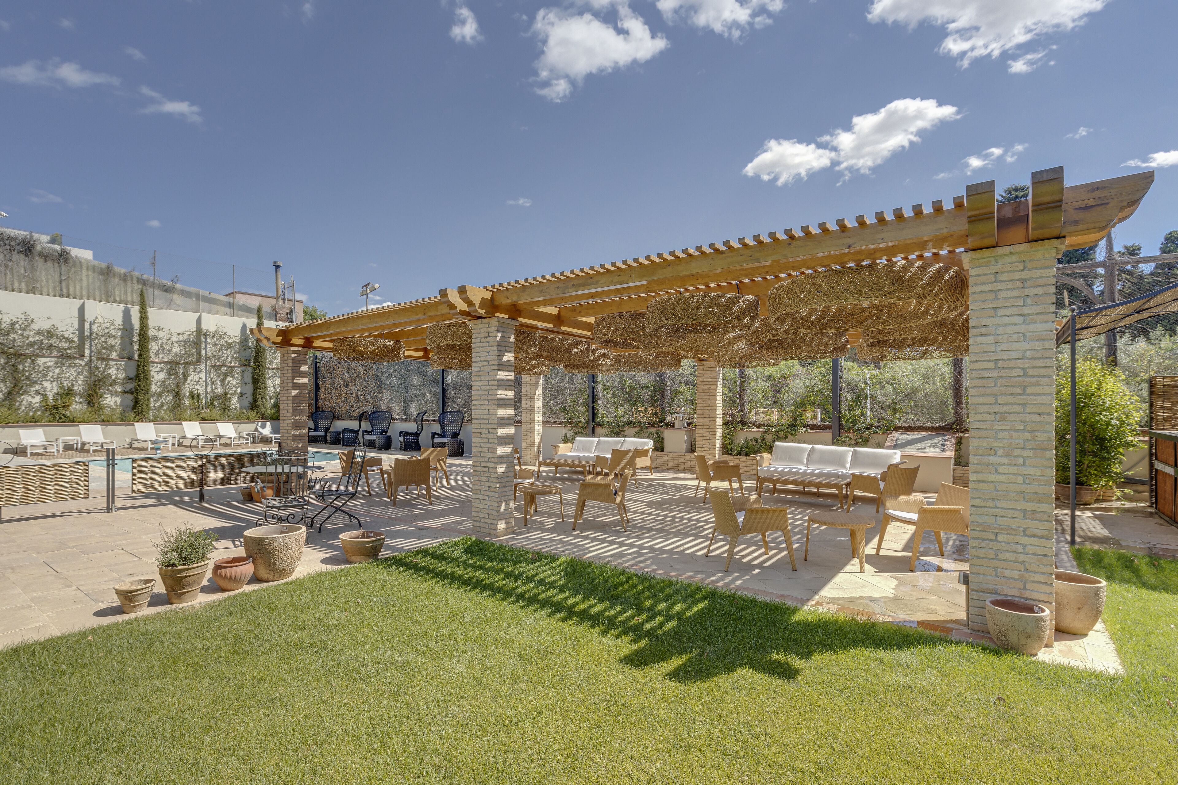 室外游泳池，09:00 至 20:00 开放，池畔遮阳伞，日光浴躺椅