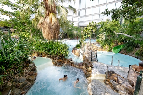 Indoor pool, outdoor pool, lifeguards on site. Hotel Het Heijderbos by Center Parks