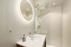 Premium tweepersoonskamer | Badkamer | Een douche, een regendouche, handdoeken