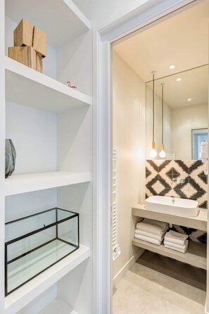 تجهيزات دش، مجففات شعر، مناشف، صابون