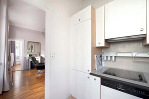 Kühlschrank, Mikrowelle, Ofen, Geschirrspüler