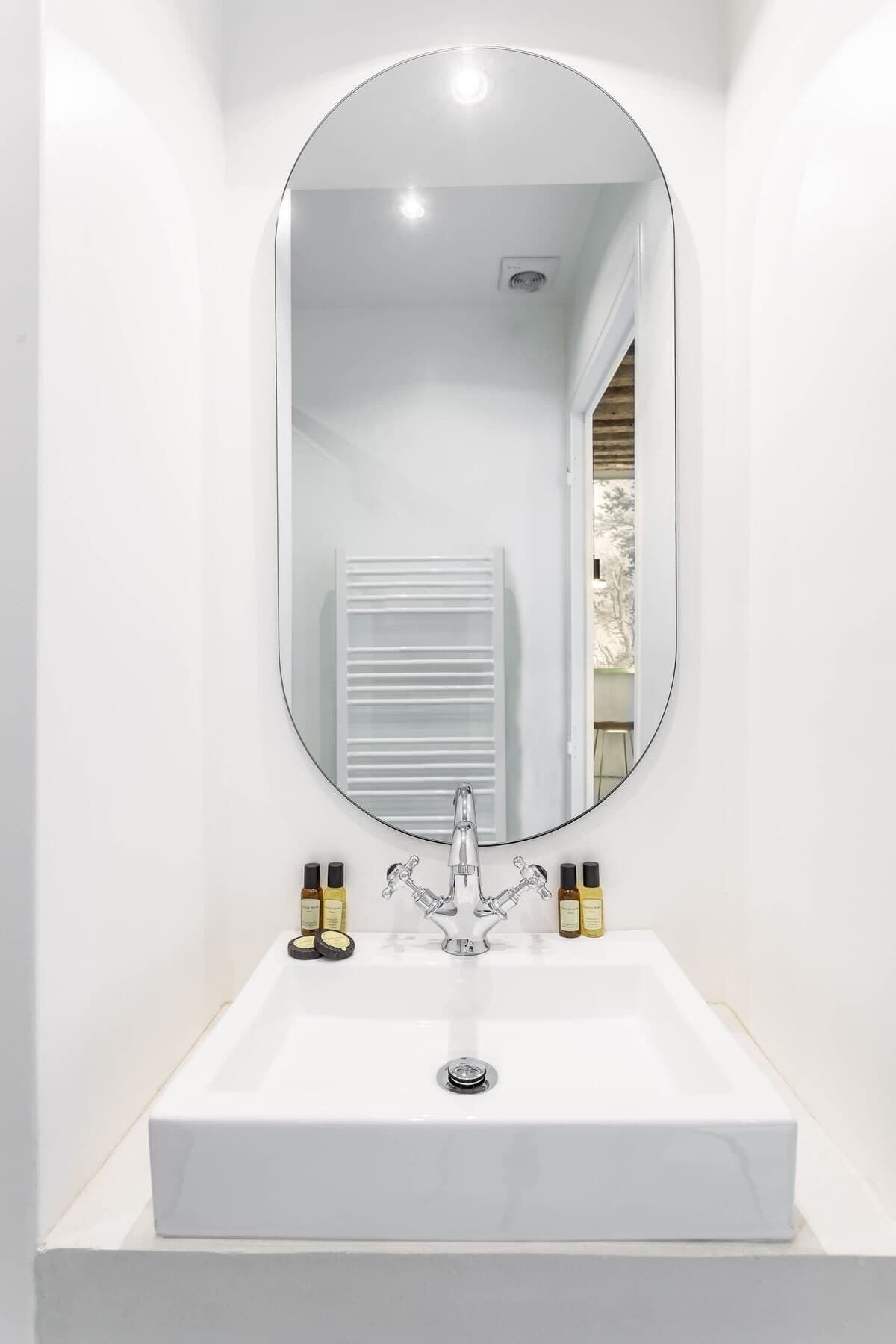 Een douche, een haardroger, handdoeken, zeep