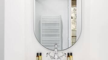 Een douche, een haardroger, handdoeken, zeep