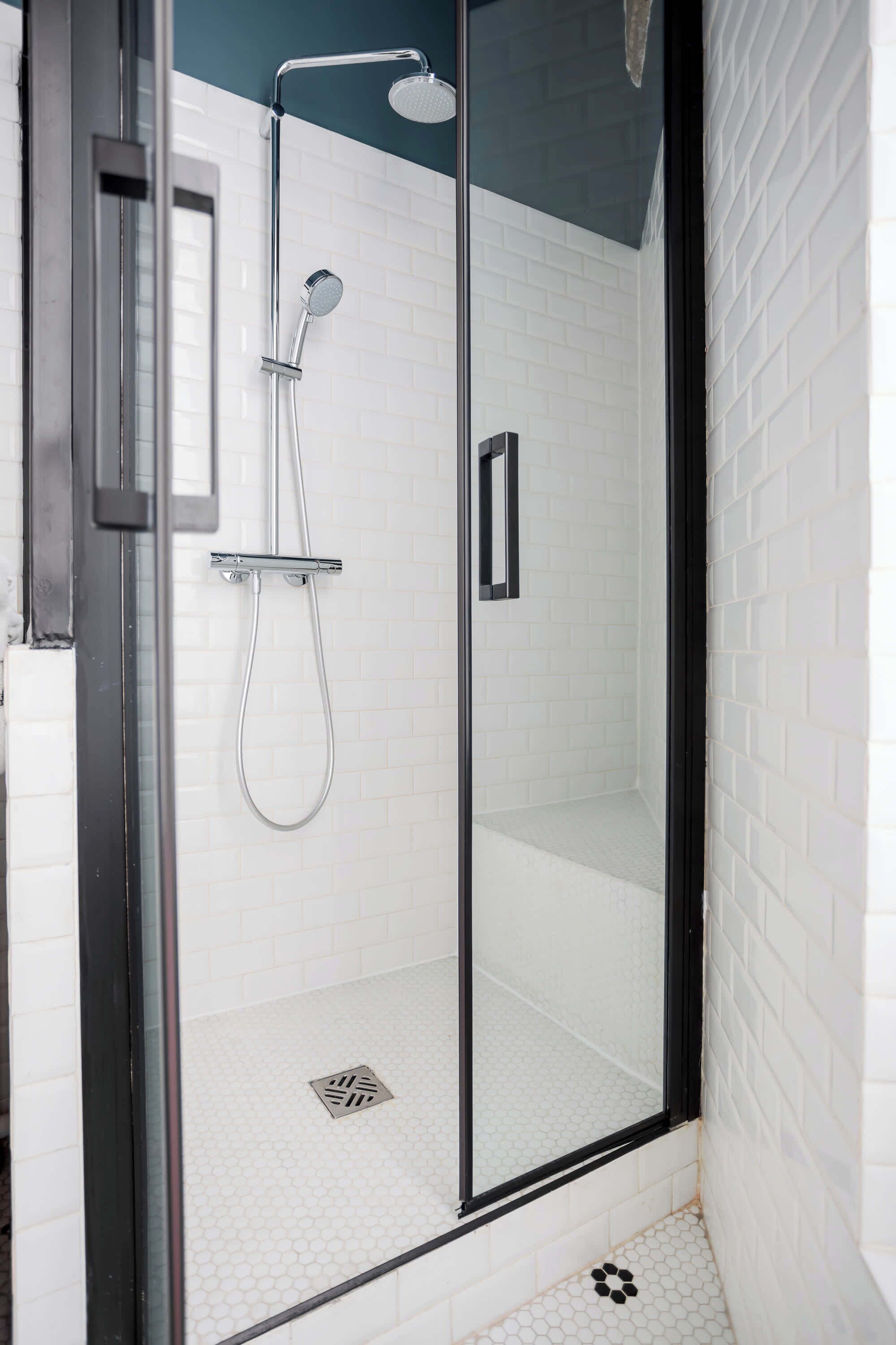 Een douche, een haardroger, handdoeken, zeep