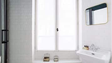 Shower, hair dryer, towels, shampoo