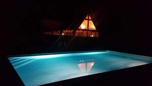 Una piscina con vista a un edificio al fondo.