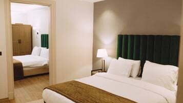 Camera familiare, senza finestre | Minibar, ferro/asse da stiro, Wi-Fi gratuito, lenzuola