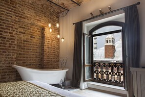 Junior Suite with Bathtub | 迷你吧、熨斗/熨板、免费 WiFi、床单