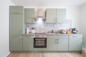 Kjøleskap, ovn, kokeplater og oppvaskmaskin