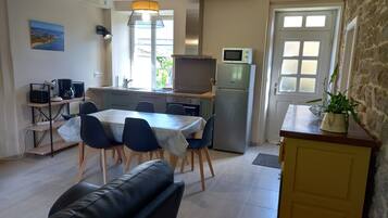 Geladeira, micro-ondas, fogão, cooktop