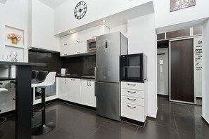 Réfrigérateur, four à micro-ondes, un four, surface de cuisson