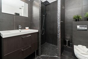Dusche, Haartrockner, Handtücher, Shampoo