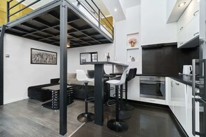 Fridge, microwave, oven, stovetop - Ruska 47/48 Wrocław | Functional Apartment Near the Old Town (Wroclaw)