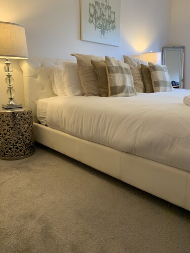 Luxury West End Apartment with Balcony & secure parking