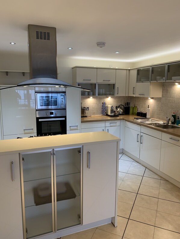 Kühlschrank, Mikrowelle, Ofen, Kochgeschirr/Geschirr/Besteck