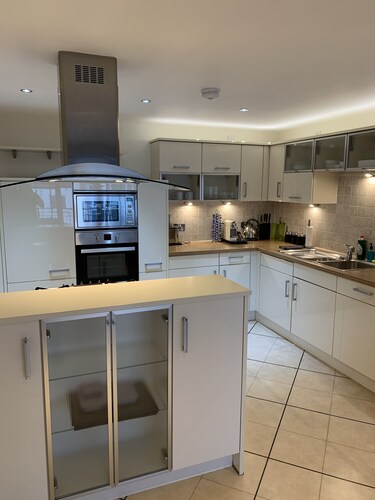 Luxury West End Apartment with Balcony & secure parking