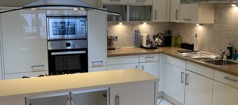 Luxury West End Apartment with Balcony & secure parking
