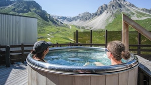 A hot tub with a wooden deck and a view of mountains. - Belambra Clubs Tignes - Val Claret (Tignes)