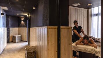 Een sauna, een stoombad, een Turks bad/hammam
