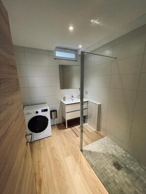 Een haardroger, handdoeken