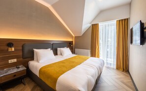 Premium bedding, minibar, desk, laptop workspace - Hotel Komorebi (Borjomi)