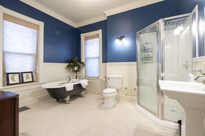 Combined shower/bathtub, hair dryer, towels, soap - Immersion Experience Into a Fictional Magical World (Saint Joseph)