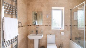 独立别墅 | 浴室 | 淋浴/盆浴组合、深泡浴缸、免费洗浴用品、吹风机