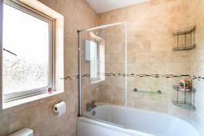 Casa | Baño | Tina con regadera, tina profunda, amenidades de baño gratuitas 