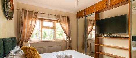 4 bedrooms, iron/ironing board, free WiFi, bed sheets