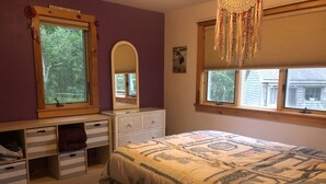 A bedroom with a bed, dresser, and two windows. - Centrally located in OakBluffs on Martha’s Vineyard (Oak Bluffs)