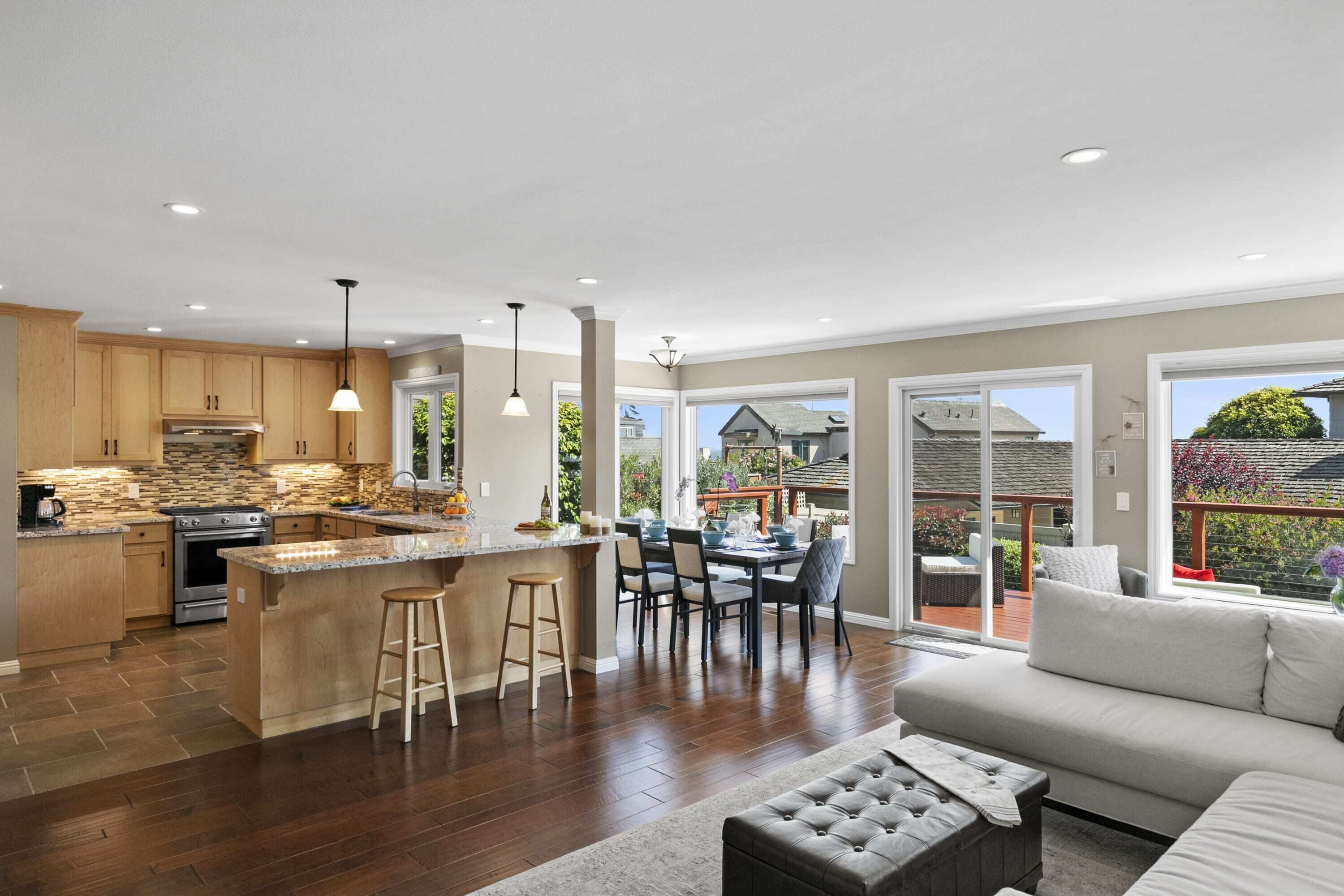 Televisión, chimenea y oficina 