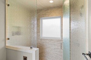 Badewanne, Haartrockner, Handtücher